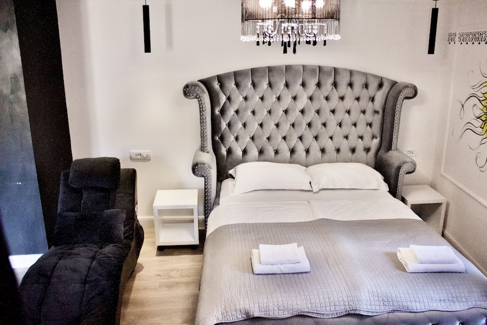 Grand Suite with Balcony - Private Wing- Stairs Access Only photo 3