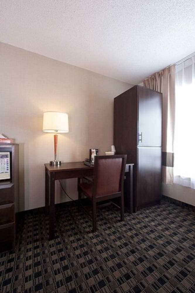 Standard Room, 1 King Bed, Non Smoking - Photo 4