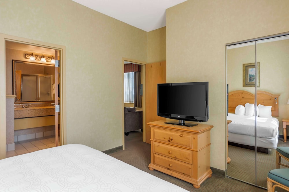 Suite, Multiple Beds, Non Smoking, Jetted Tub (Living Room) photo 3