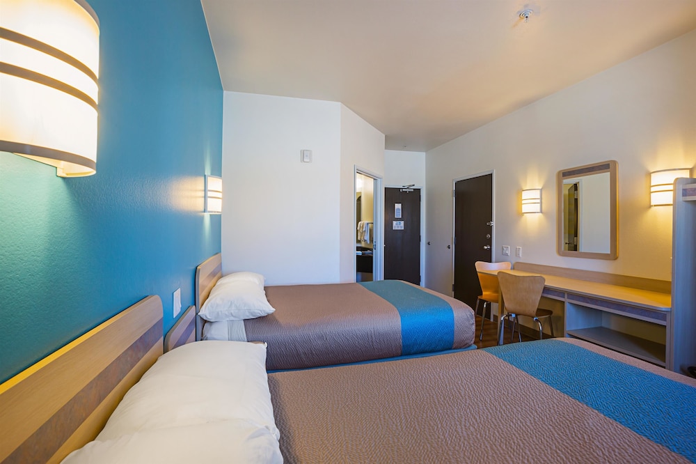 Standard Room, 2 Double Beds, Non Smoking photo 2