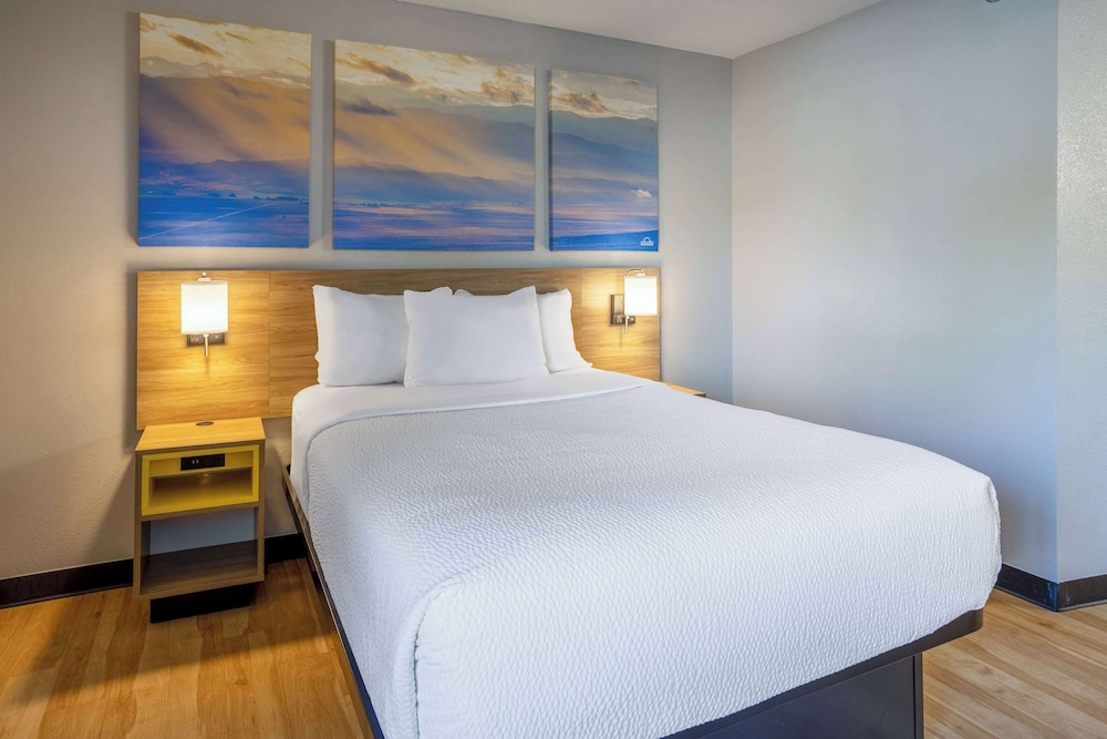 Room, 1 Double Bed, Accessible, Non Smoking (Mobility Accessible, Roll In Shower) - Photo 2