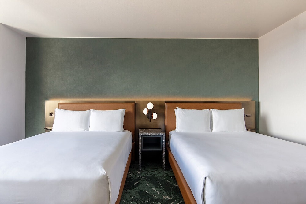 Room, 2 Queen Beds thumbnail 6
