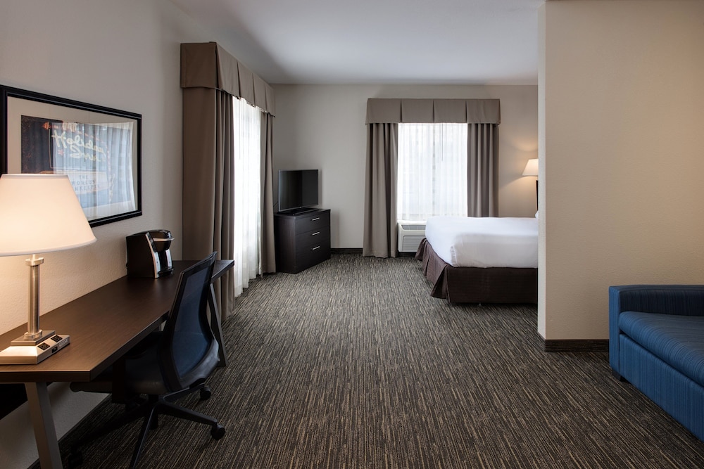 Suite, 1 King Bed, Accessible (Comm, Addl Living Area) - Photo 1