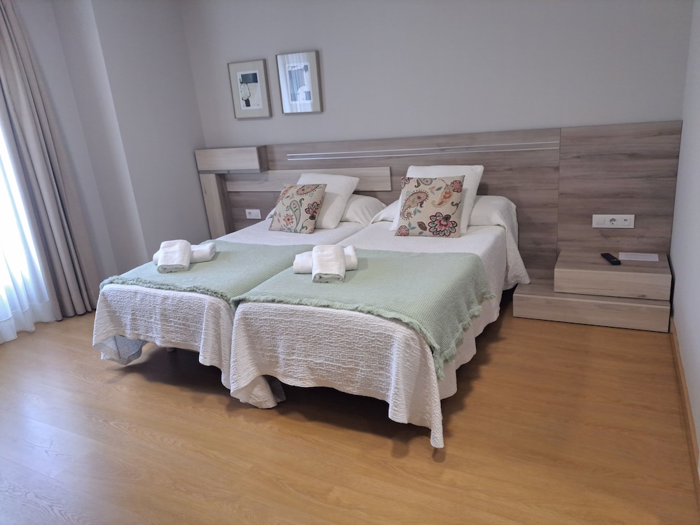 Deluxe Twin Room, Private Bathroom - Photo 1