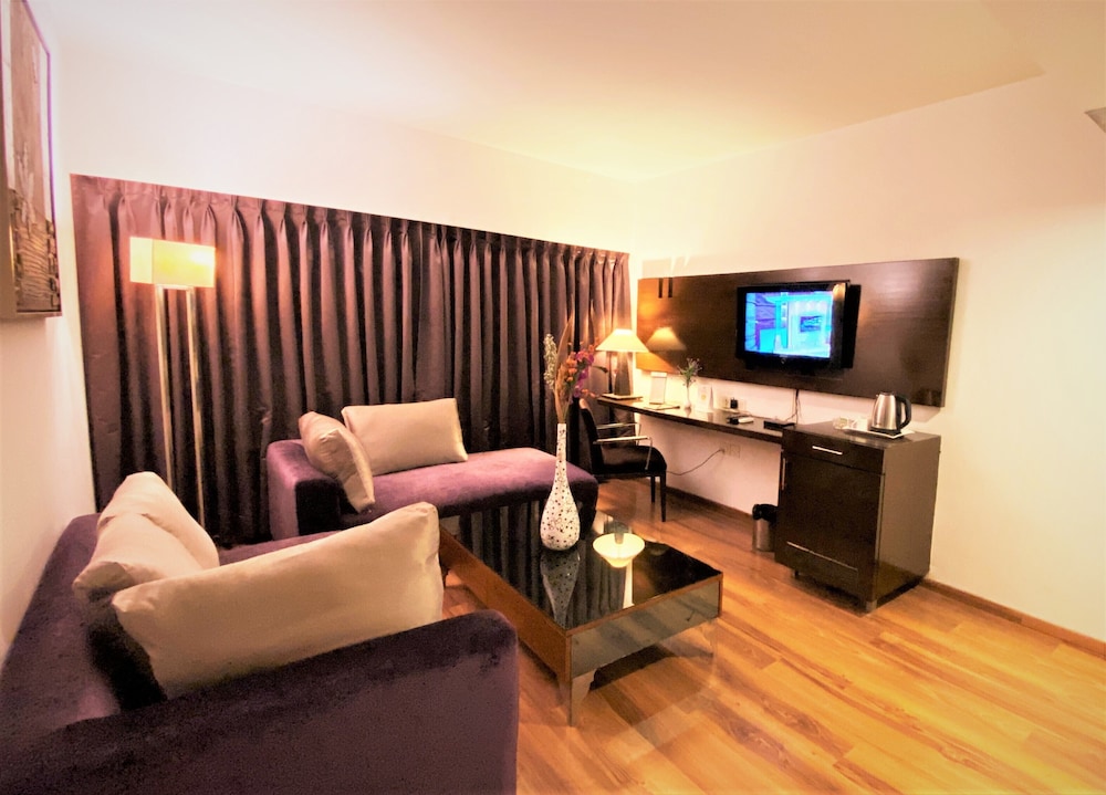 Suite - Photo 5