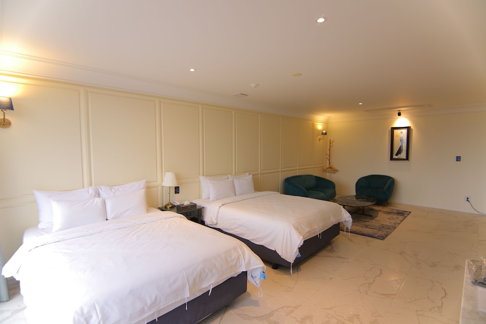 Royal Suite (Private pool fee per night required on spot) - Photo 9