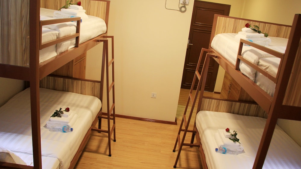 4 Beds Mixed Drom Room
