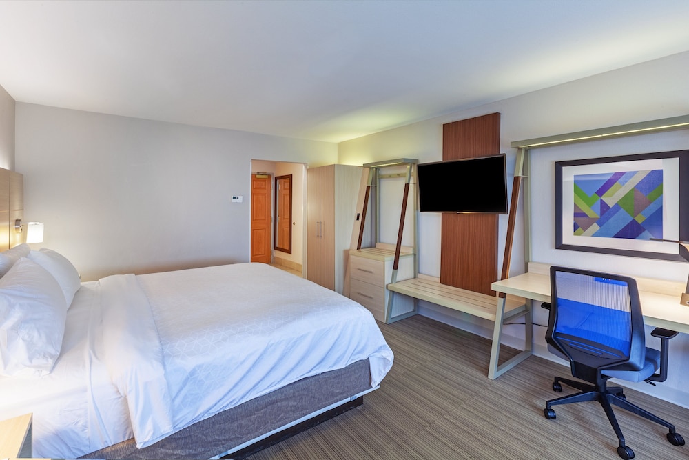 Standard Room, 1 King Bed, Accessible Bathtub (Communications, Mobility) - Photo 4