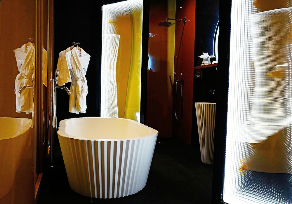 Signature Suite - Photo 11