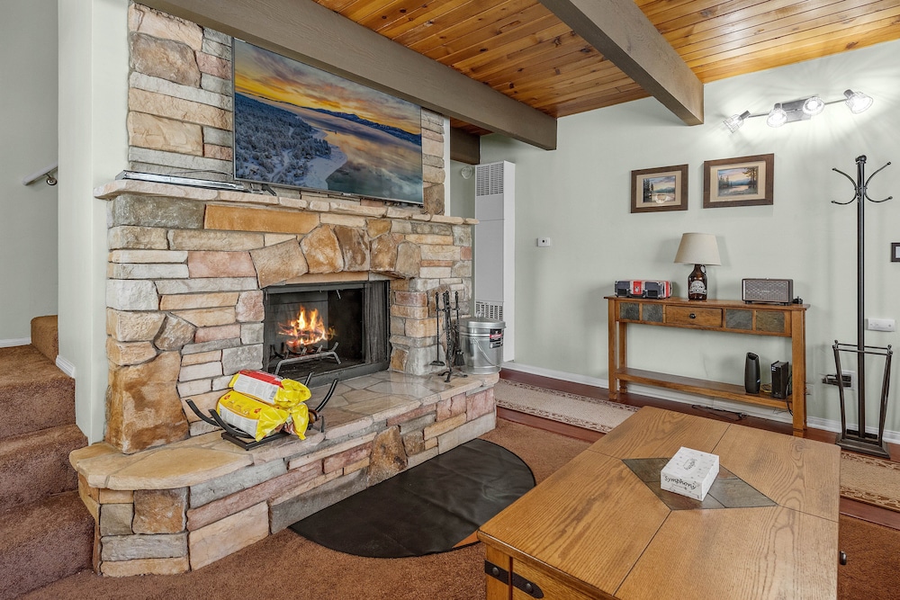 House, Multiple Beds, Patio, Mountain View photo 3