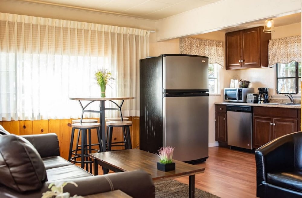 2 Queen Suite with Kitchen