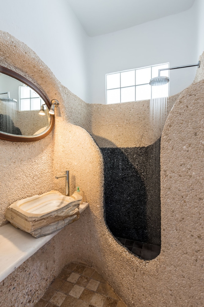 Superior Suite, Jetted Tub (Caldera View) - Photo 7