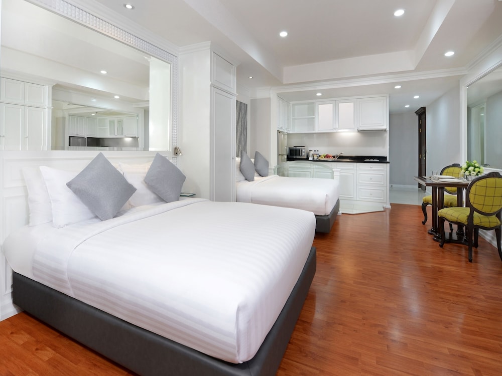 Premier Triple Room, 2 Queen Beds photo 2