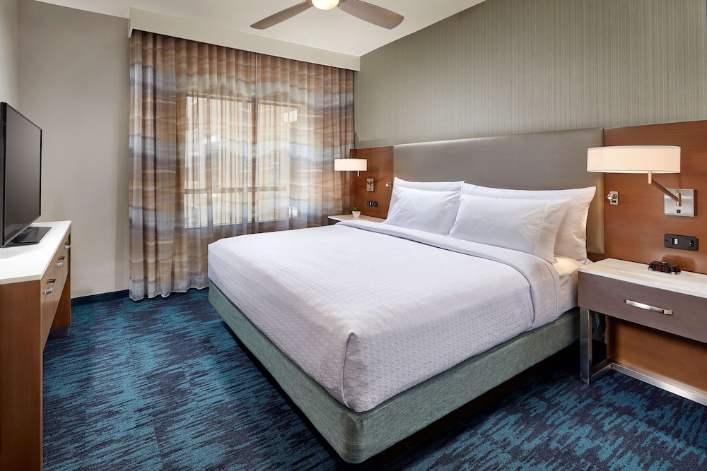 Premium Suite, 1 King Bed, Accessible (Hearing) - Photo 1