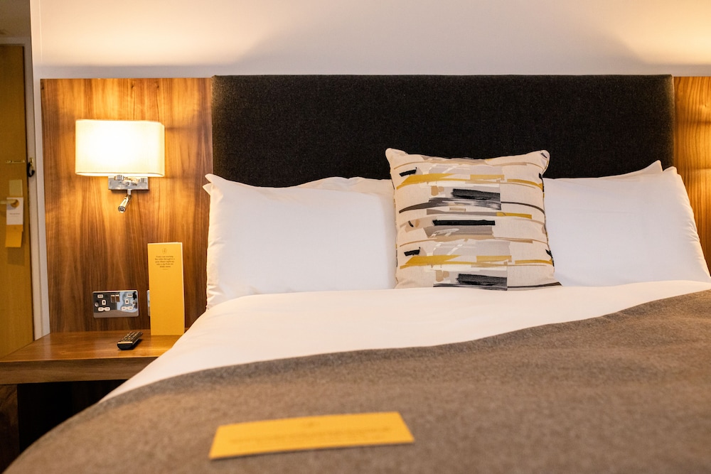 Standard Room, 1 Queen Bed (Bath Shower Combination) photo 2