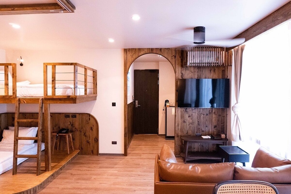 Family Quadruple Room, 1 Bedroom, Refrigerator & Microwave, City View photo 3