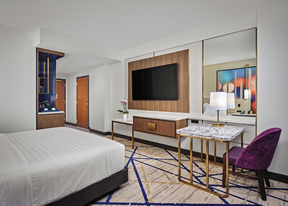 Deluxe Room, 1 King Bed, Roll-in Shower photo 3