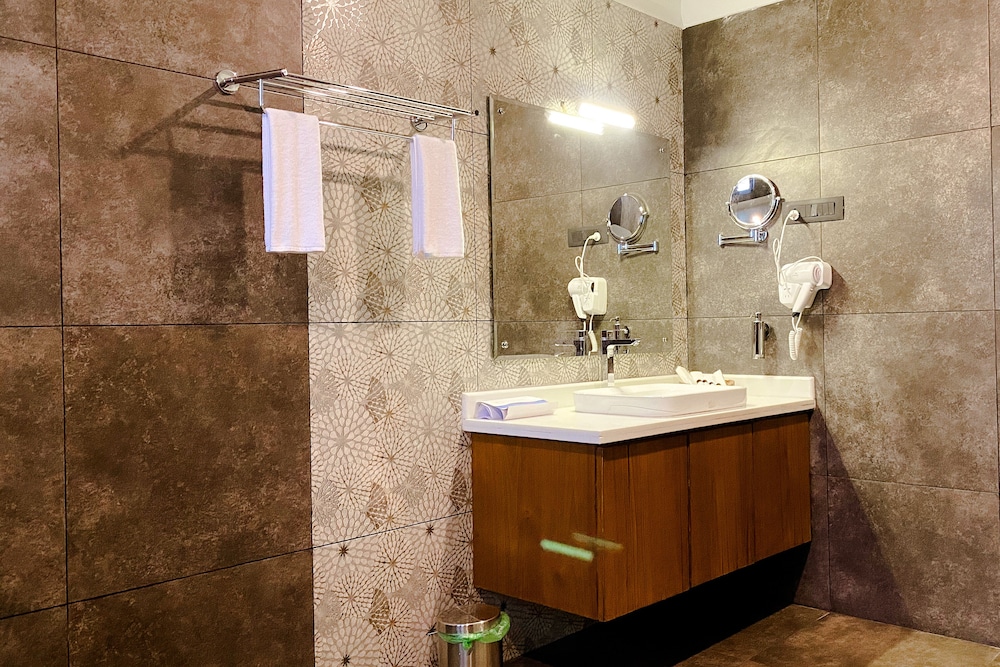 Honeymoon Cottage with Jacuzzi - Photo 20