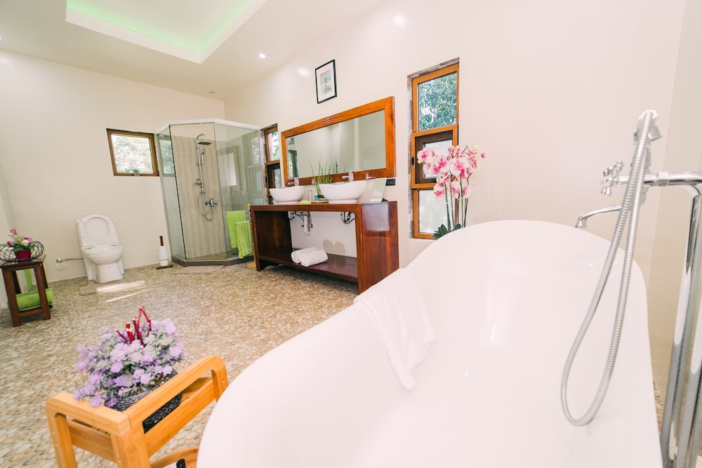 Deluxe Suite with Spa Bath photo 2