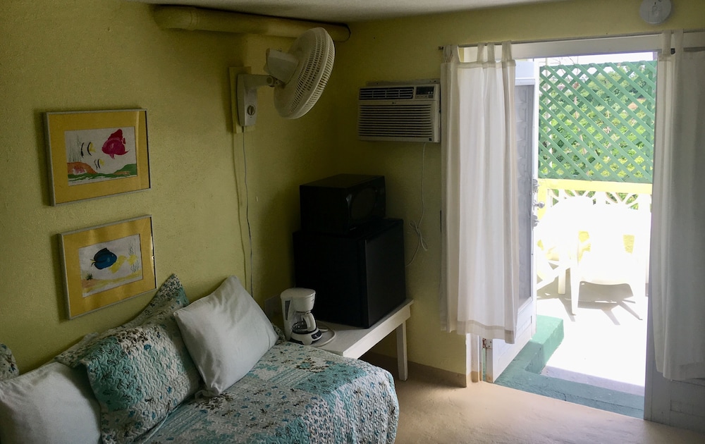 Basic Room, 1 Queen Bed - Photo 6