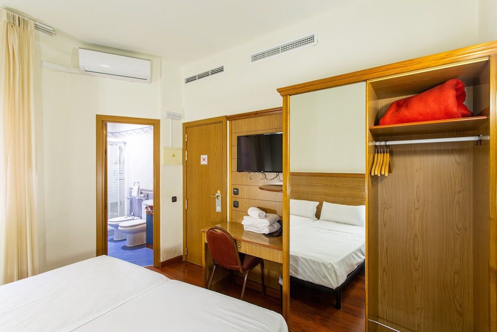 Double or Twin Room (Interior) - Photo 18
