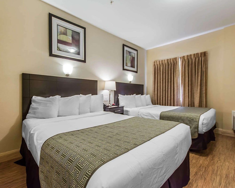 Traditional Room, 2 Queen Beds, Non Smoking - Photo 1