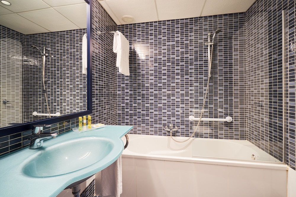 Double or Twin Room - Photo 6