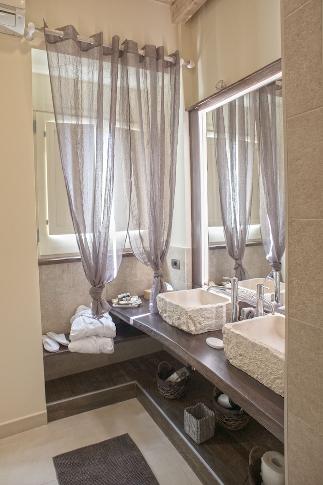 Deluxe Double Room - Photo 18