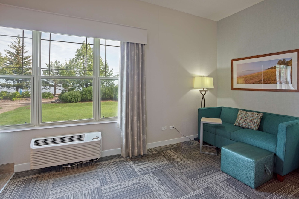 Room, 1 King Bed, Accessible, Lake View (Roll-in Shower)