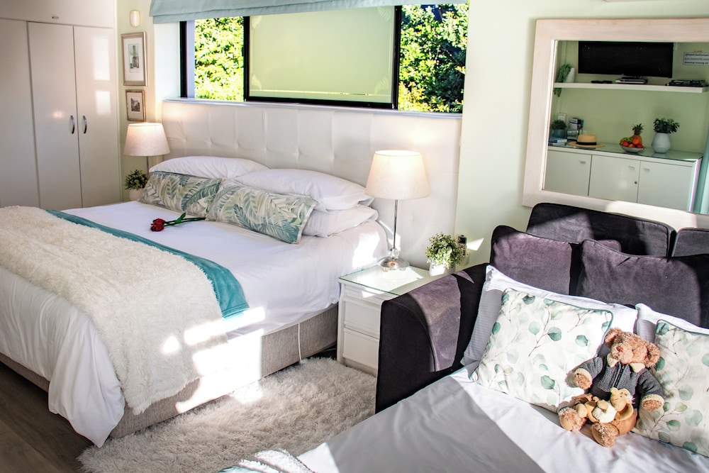 Luxury Suite, 1 King Bed with Sofa bed, Spa Bath, Ocean View, Beachside - Photo 9