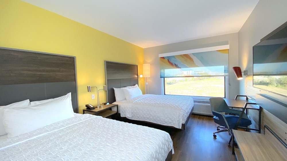 Room, 2 Queen Beds, Accessible, Bathtub - Photo 4