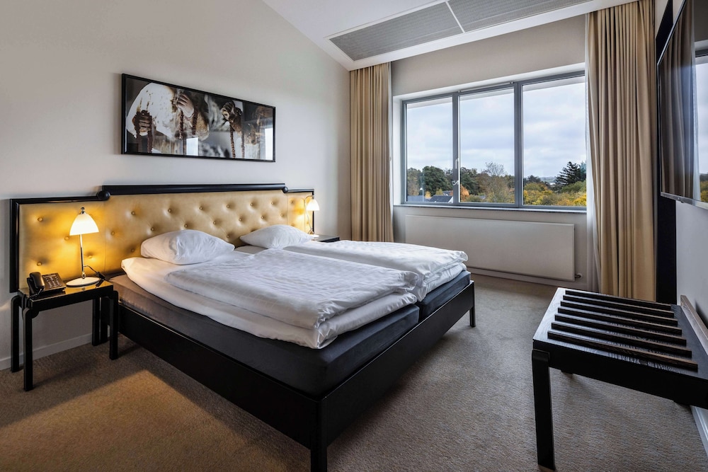 Suite (Master) - Photo 1