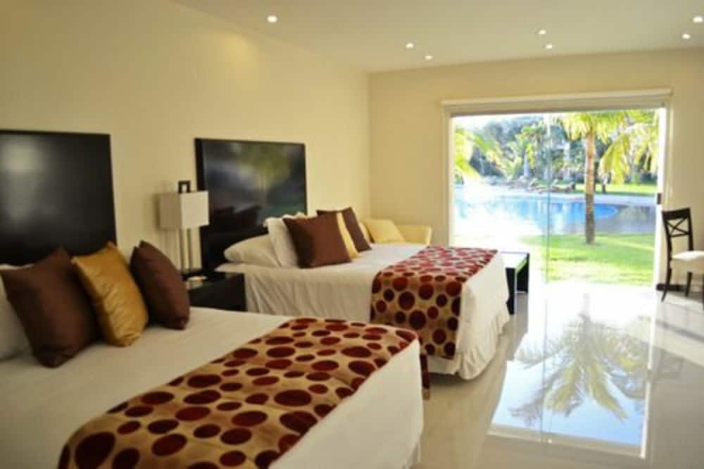 Premium Suite, 2 Queen Beds, Pool View photo 2