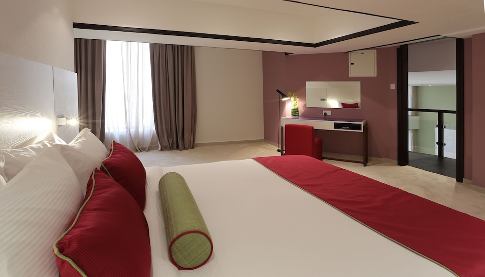 Suite, 1 King Bed, Balcony, City View