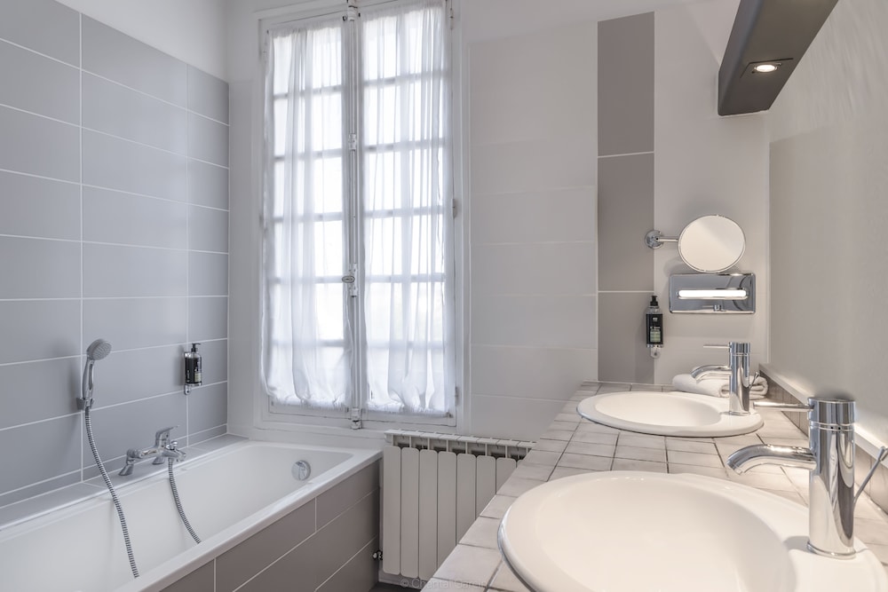 Double or Twin Room - Photo 4
