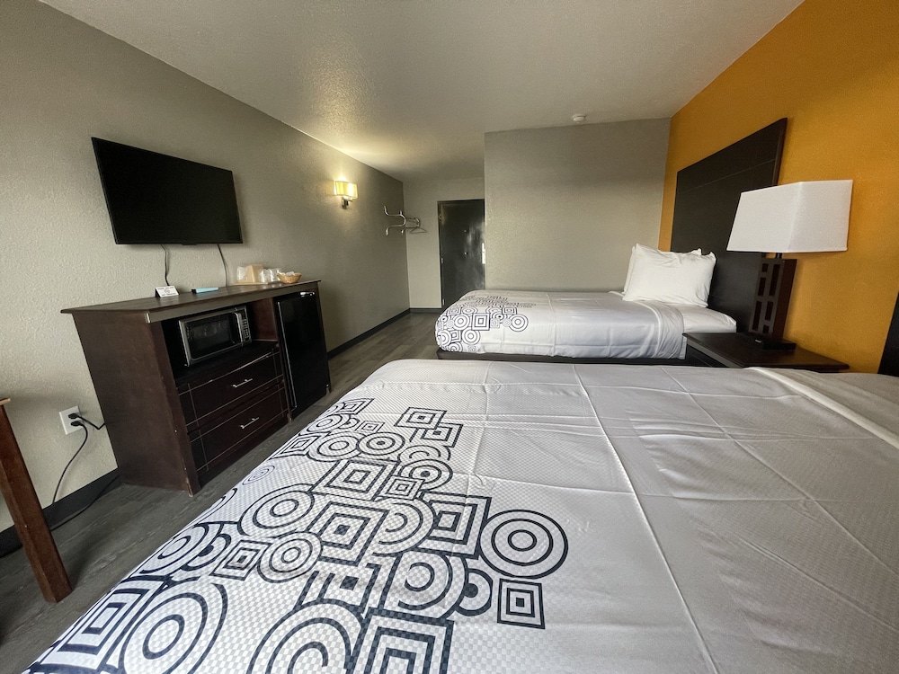 Standard Room, 2 Double Beds, Accessible, Non Smoking photo 3