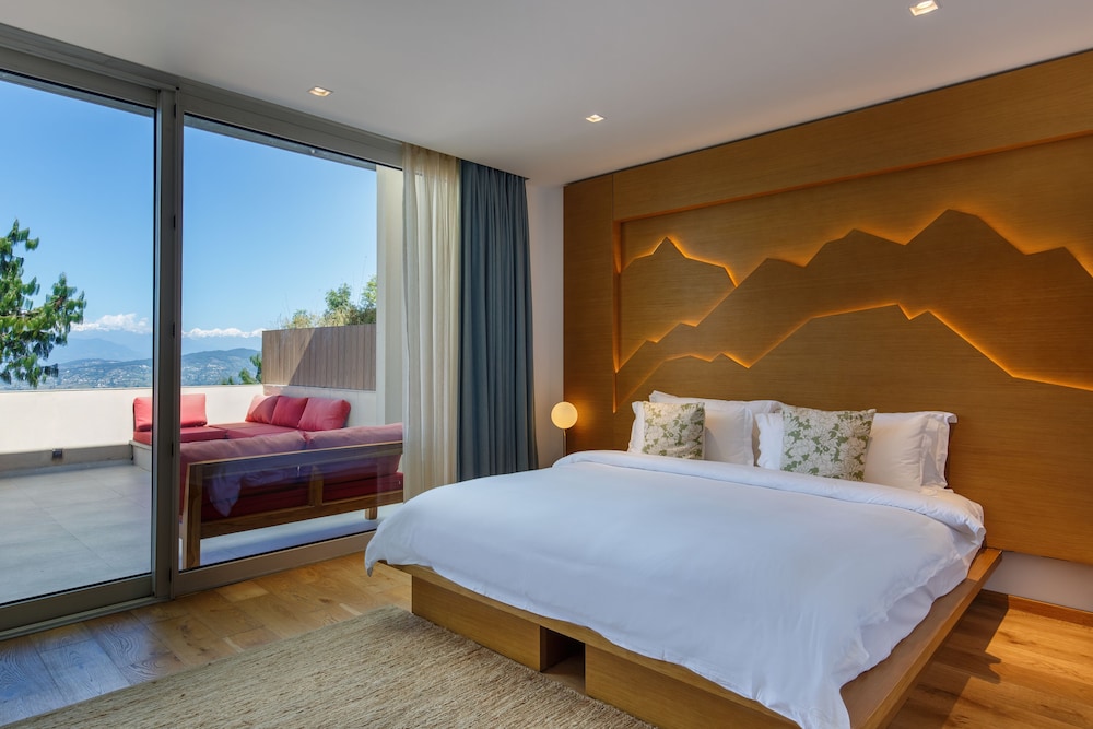 Deluxe King Suite With Bathtub and Private Balcony photo 1