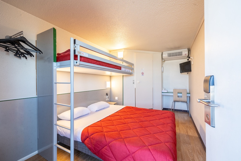 Standard Room, Multiple Beds (1 Double and 1 Single bed) - Photo 1