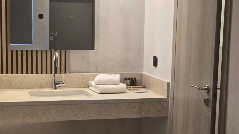 Comfort Room, 1 Bedroom, Patio, Ground Floor - Photo 10