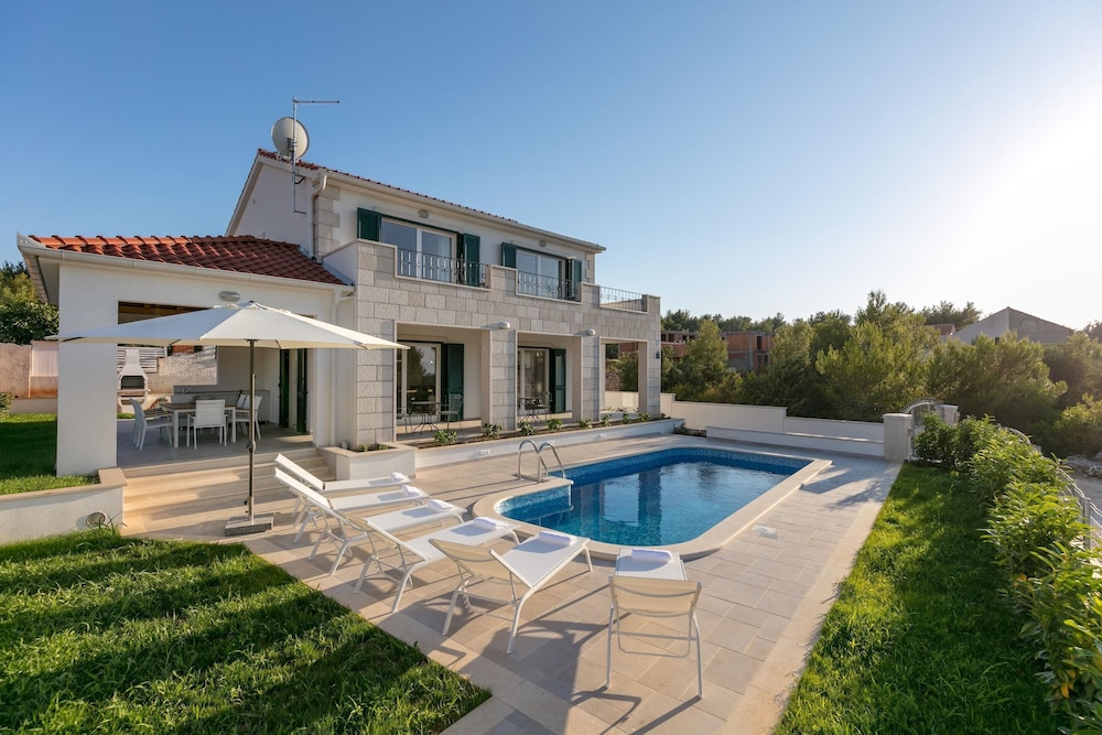 Villa photo 1