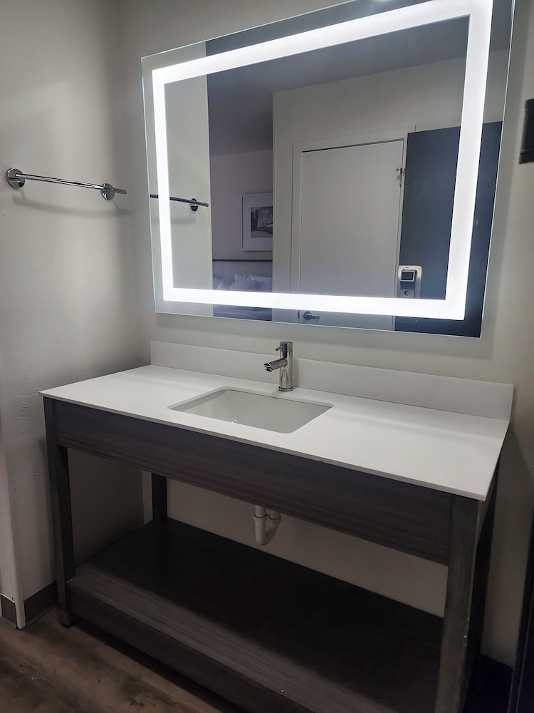 Room, 1 King Bed, Non Smoking (Shower Only) - Photo 2