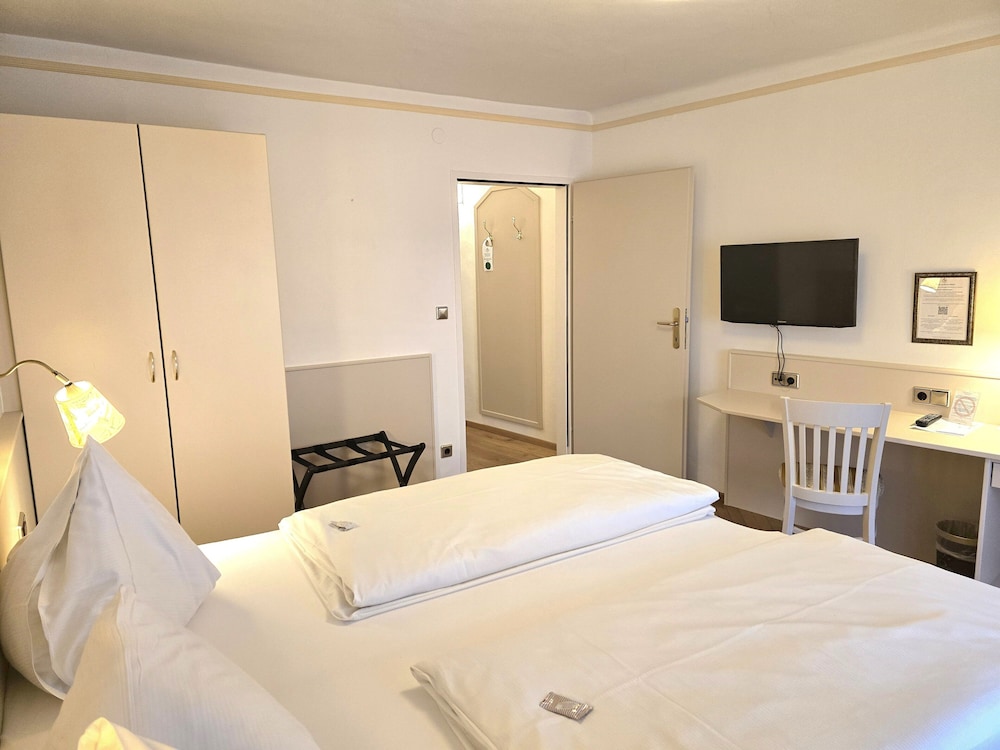 Classic Double or Twin Room, City View photo 3