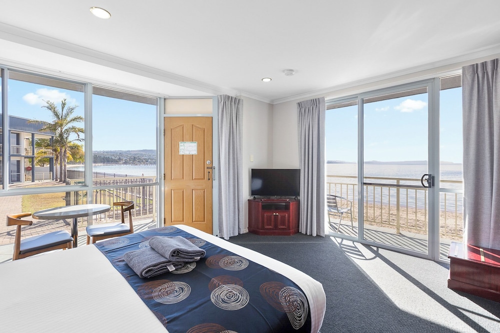 Superior Room, Multiple Beds, Balcony, Ocean View (Larger Room) photo 2