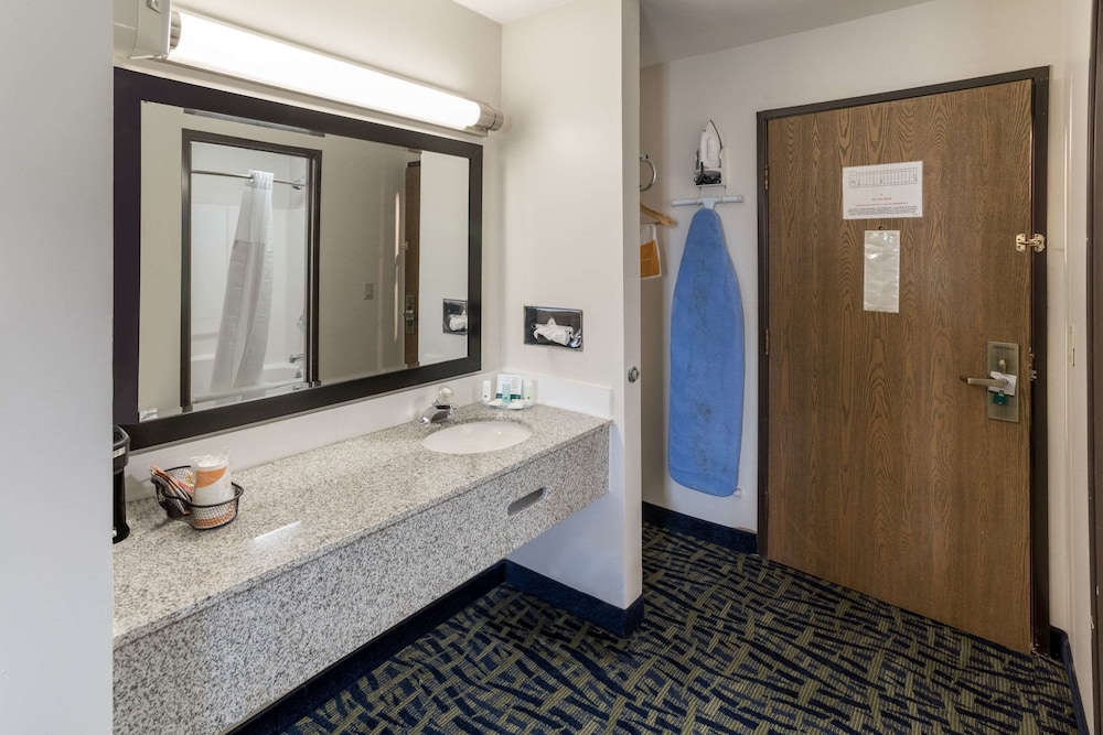 Room, 1 King Bed, Accessible, Non Smoking (Accessible Tub) - Photo 3