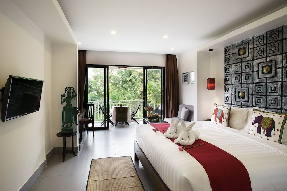 Deluxe Double Premium balcony with pool view photo 3