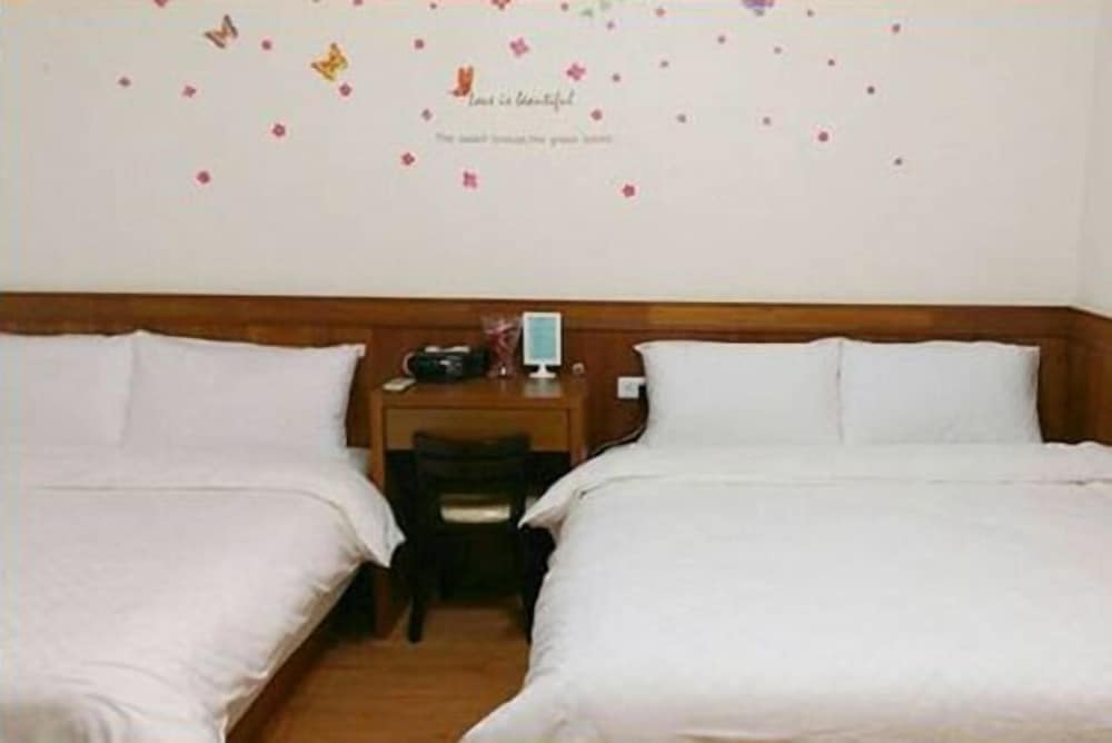 Quadruple Room, No Windows photo 3