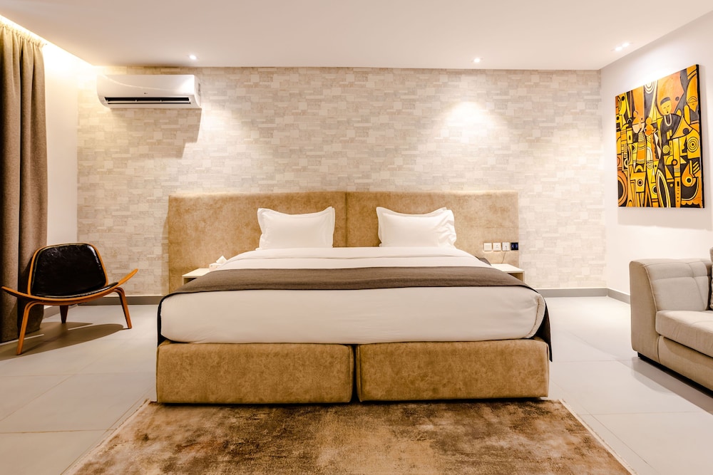 Luxury Suite - Photo 17