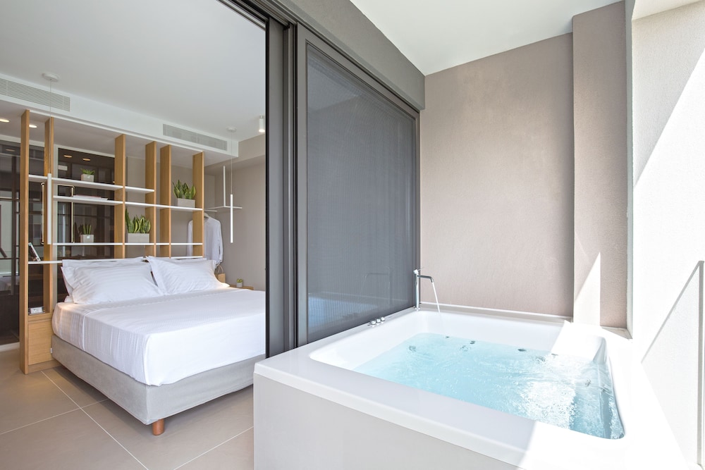 Noemie Luxury Suite 107 photo 3