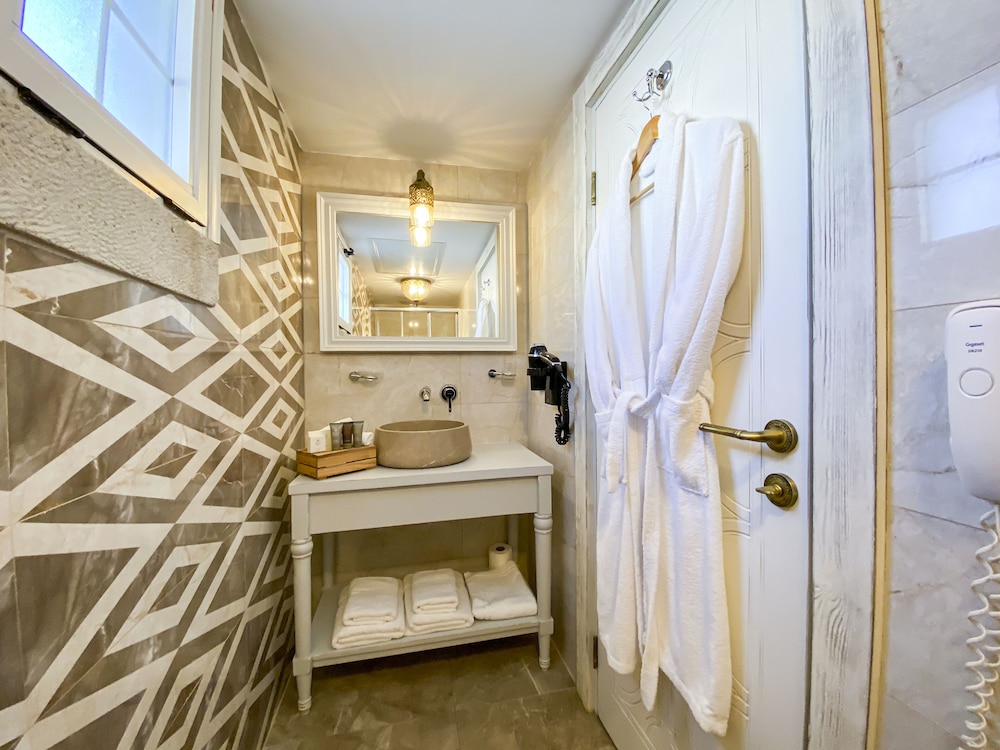Room with Bay Window photo 2