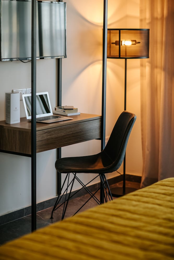 Standard Room with Balcony - Photo 4